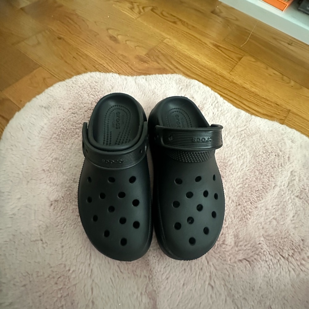 super cute black platform crocs!